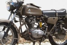 Motocykl CONDOR A 350 v dochovaném původním stavu, včetně originálních vojenských brašen i pouzdra na mapu na nádrži. Tento stroj je účelově upravenou kopií italského motoctocyklu Ducati 350.