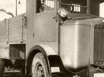 Fotografie valnku z prospektu z roku 1931. Je dobe vidt elektrick vzbroj Bosch, zahnut houkaka, reflektory o prmru 170 mm a vyklpc smrov ukazatele- ipky.