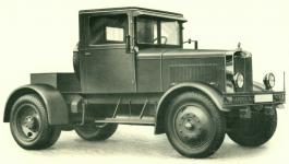 Silniční traktor Hanomag 55 v prvním (nejstarším) provedení z roku 1933 měl dvojitý nárazník a stínící stříšku čelního skla.