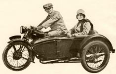 Cestovní sidecar Aero u motocyklu Ariel - sklopný stojánek (nožka), usnadňující výměnu kola sidecaru, byl za příplatek.