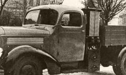 Známá „erena“, neboli Praga RN se rovněž dělala už od před války. Měla řadový šestiválec SV, tedy poněkud konzervativnější konstrukce, než měla konkurenční Škoda 256B. Tady je „erena“ s generátorem radotínské firmy Janka.