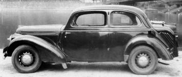 Osobní vůz Škoda Rapid s kompaktním generátorem vestavěným do kufru nevypadal nijak nápadně. Tento byl z roku 1942.