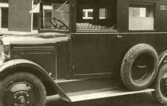 Posledn proveden sanitnho vozu z roku 1929 u nemlo na lev stran bon dvee. Msto nich bylo na stn karoserie upevnno rezervn kolo.