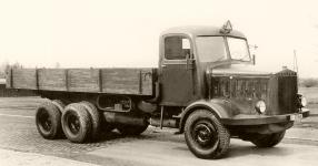 Předchůdcem stojedenáctky byla tato nákladní Tatra 81 obdobné koncepce, ale s vodou chlazeným dieselovým motorem V8.