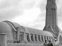Pomník u Verdunu - foto z archivu českobudějovického zástupce vozů Aero, pana Pártla.
