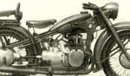 Tk slo motocykl BMW R 12 vyobrazen ve vojensk pruce D 605  4 z roku 1941. Toto proveden u m vpedu irok blatnk, msto hlinkovch podlek obyejn stupaky a po stranch filtru vzduchu plechov krytky proti nasvn steek blta i prachu.