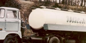 Sedlov taha IFA W 50 S (Sattelschlepper) s cisternovm nvsem pro dopravu mlka.
