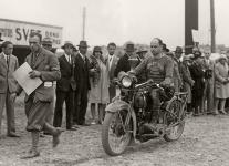 Pedseda HCP pan redaktor Karel Kamenk pi souti s Harleyem 350 ccm.
