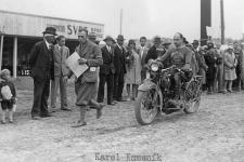Pedseda klubu, redaktor Karel Kamenik na jednovlcovm Harley-Davidson 350 ccm SV model 1928.