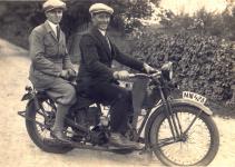 Dobov fotografie motocyklu Harley-Davidson model B z roku 1926, opatenho originlnm americkm tandemovm sedlem.