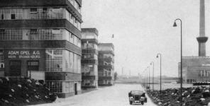 Nov postaven tovrna Adam Opel A.G., Brandenburg an der Havel, kde se od roku 1936 zaaly dlat prvn nkladn vozy Opel-Blitz, konstruovan podle skho nazen o zven prchodnosti v ternu.