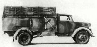 Tovrn fotografie pro katalog vozidel Wehrmachtu, na n je varianta s pevnmi postranicemi a plachtou pro pepravu mustva. Pro nstup bylo sklpc pouze zadn elo.