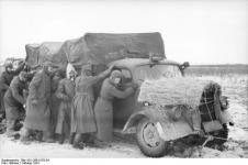 Z nmeckho spolkovho archivu je tento snmek z jna roku 1941, pozen na rusk front, kde se v mraziv zim vojci sna roztlait ve snhu uvzl Opel-Blitz 3,6  36 S.
