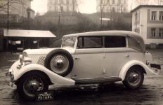 Ford V8 - karosovan v dubnu 1934 jako ptisedadlov tydvov cabriolet.