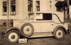 tymstn cabriolet systm Kellner na podvozku Praga - Piccolo 1930 (nad elnm sklem zatm chyb sklenn stnidlo).