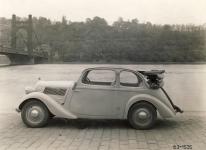 Luxusn polokabriolet s pplatkovm pednm nraznkem, model 1936, fotografovan na holeovickm nbe v Praze.