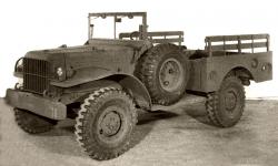 Zkladn proveden nov titvrttuny Dodge WC-51 z roku 1942. Na snmku jsou patrn zvednut laov oprky lavic  jedin, co na voze bylo ze deva