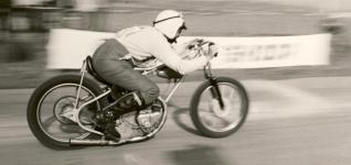 Holice 1977 - Petr Holek v kategorie Specl, prvn, koho napadlo pout motor z plochodrnho Esa...
