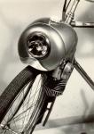 Elegantn tv velomotorku zepedu, se zaputnou parabolou bicyklovho reflektoru Daimon z produkce n.p. Koh-i-noor Dn.