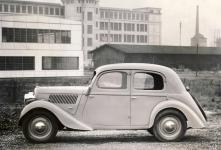 1935 - koda Popular jako tydvov sedan (tovrn foto, dnes v archivu Jihoeskho motocyklovho musea).
