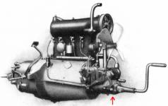 Motor typu T v proveden pro nkladn vz ml tylistou vrtuli chladie a v pedn sti (viz ipka) regultor otek.