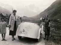 Grossglocknerstrasse, �ervenec 1935 (�idi� stoj� za objektivem fotoapar�tu) - archiv Ho���lek