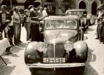 Polocabrio Aero 30 model 1939 při Veteran rallye Křivonoska, tady v časové kontrole na českobudějovickém náměstí. Vedle vozu stojí Martin Kordina, tehdejší předseda VCC Č: Budějovice.