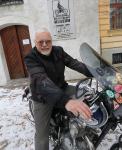 I takhle Petra Holka ped jeho Jihoeskm motocyklovm museem na Piaristickm nmst v eskch Budjovicch potkvaj nvtvnci. Foto: Denk/Jaroslav Sbek