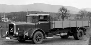 Mercedes-Benz L 6500 u s lehce zaoblenm elem kabiny bez pevisu, odpovdajc roku vroby cca 1936.