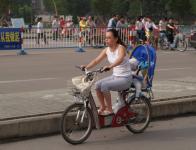 Elektrifikovan moped je jen o malinko masivnj, ne jzdn kolo. Asi jako n nkdej moped S 11. Ale jezd bn ve dvou a tie, rychle, bez zplodin a rmusu z vfuku.