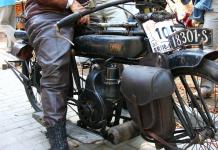 DKW ZM 1925 na startu - detail motoru a ko�en�ch kalhot jezdce