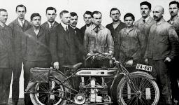 Konstrukt�r Martin Stolle (v saku s kravatou) s prvn�m motorem BMW M2B 15, zku�ebn� zamontovan�m v jeho motocyklu Douglas