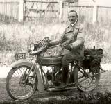 Martin Stolle u� s konkuren�n�m strojem Victoria (s motorem BMW M2B-15)