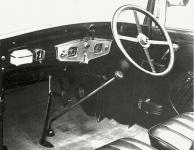 Popeln�k, dr��k zapalova�e cigaret a sdru�en� palubn� deska - tov�rn� foto 63-1196 (archiv Ho���lek)