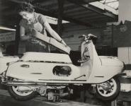 Na sn�mku: Jana Vlas�kov� montuje na v�robn� lince na sk�tr dvojsedlo.